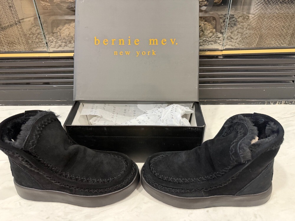 bernie mev. vintage maddyx black suede ankle boots with faux fur lining from Ita